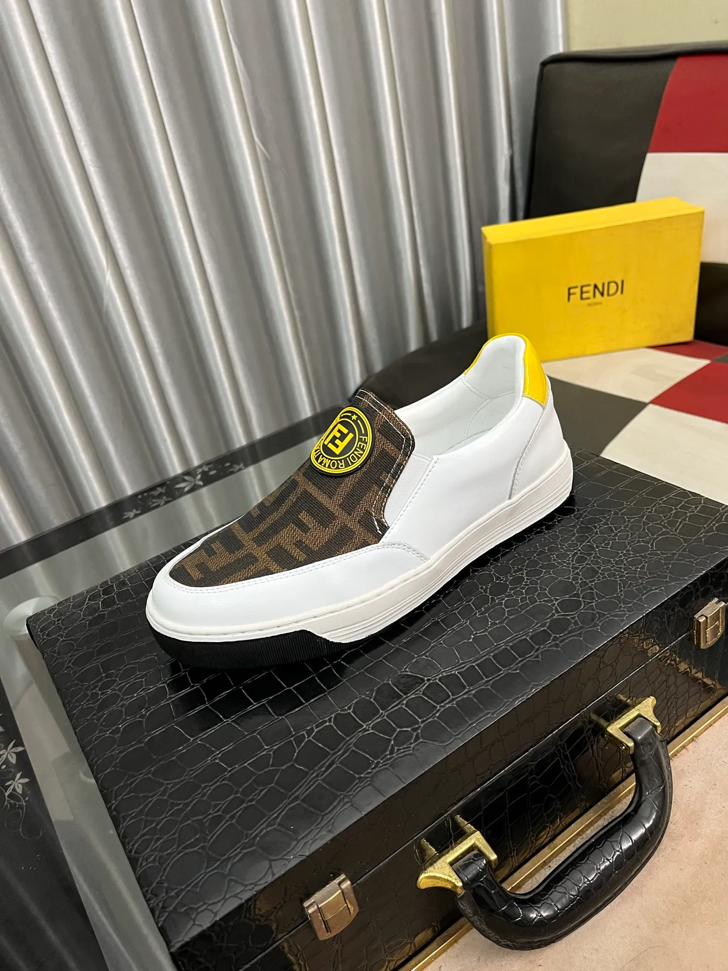 Men's Men's Shoes💰420⌚️⌚️[Fendi] Fendi's latest casual shoes for men! Available at counters simultaneously! Made entirely of imported top-grain calfskin, the interior is made of top-grain water-dyed cowhide, and the original factory-supplied rubber outsole. Leading new fashion concepts. Matching code: 38-442️⃣Colors available